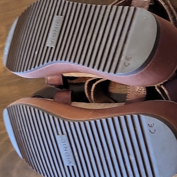 Vionic Sandals - Picture 4 of 5